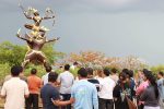 «ព្រះវិស្ណុផ្លែងសរគង់លើគ្រុឌ» ត្រឡប់មកកាន់ទីតាំងដើមវិញនៅរង្វង់មូលមុខវិទ្យាល័យសម្តេចឪក្នុងខេត្តសៀមរាប បន្ទាប់ពីតម្កល់នៅខេត្តឧត្តរមានជ័យអស់រយៈពេលប្រមាណ១៦ឆ្នាំ